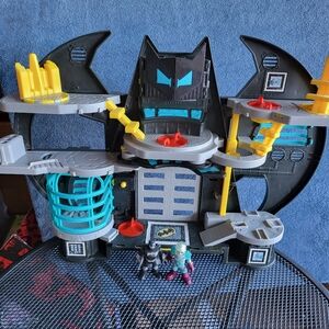 Fisher-Price Imaginext DC Super Friends Batcave
